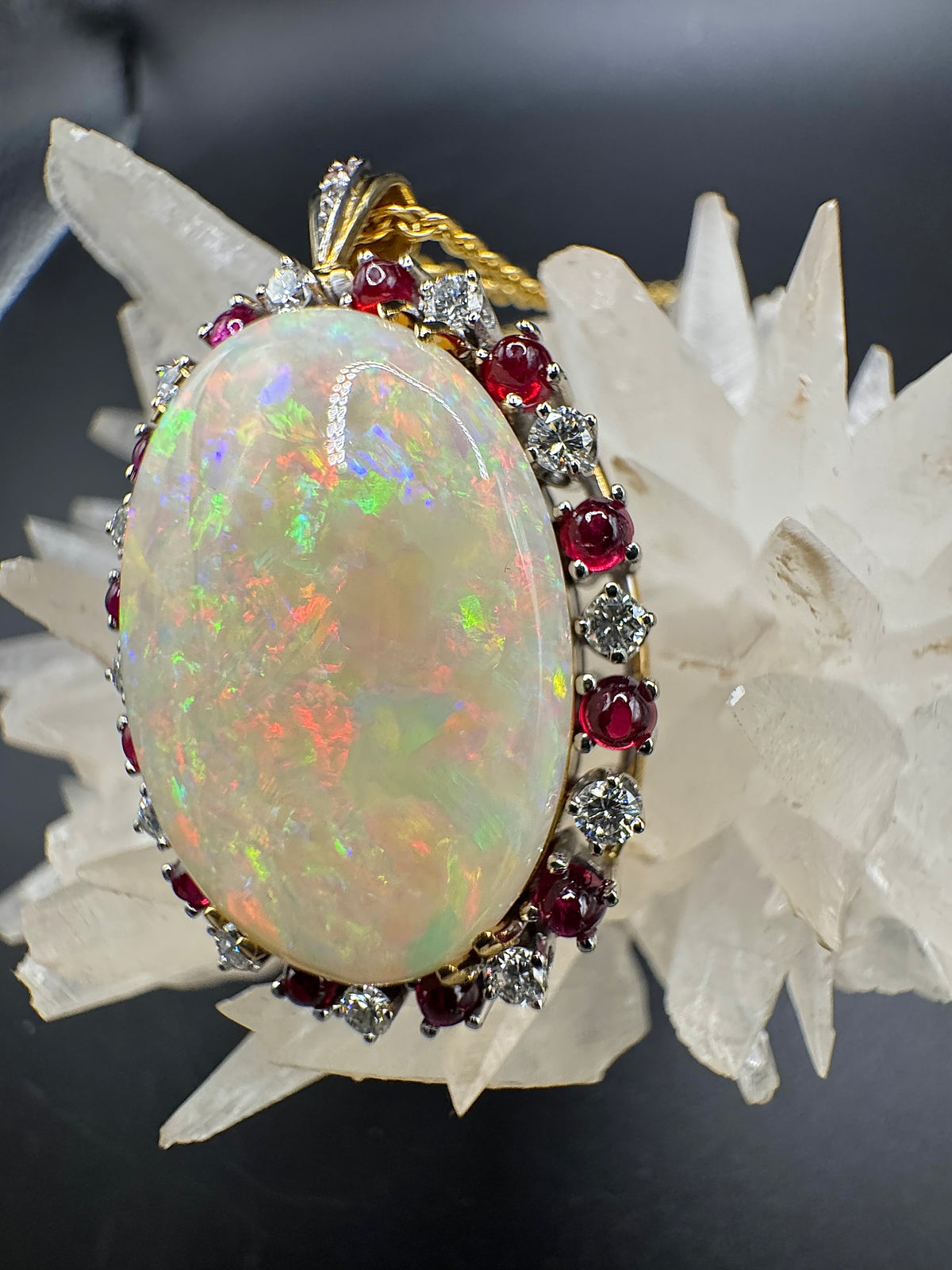 Handgefertigter Anhänger in 18 Karat Gelb -und Weißgold mit australischem Opal, Brillanten & Rubin
