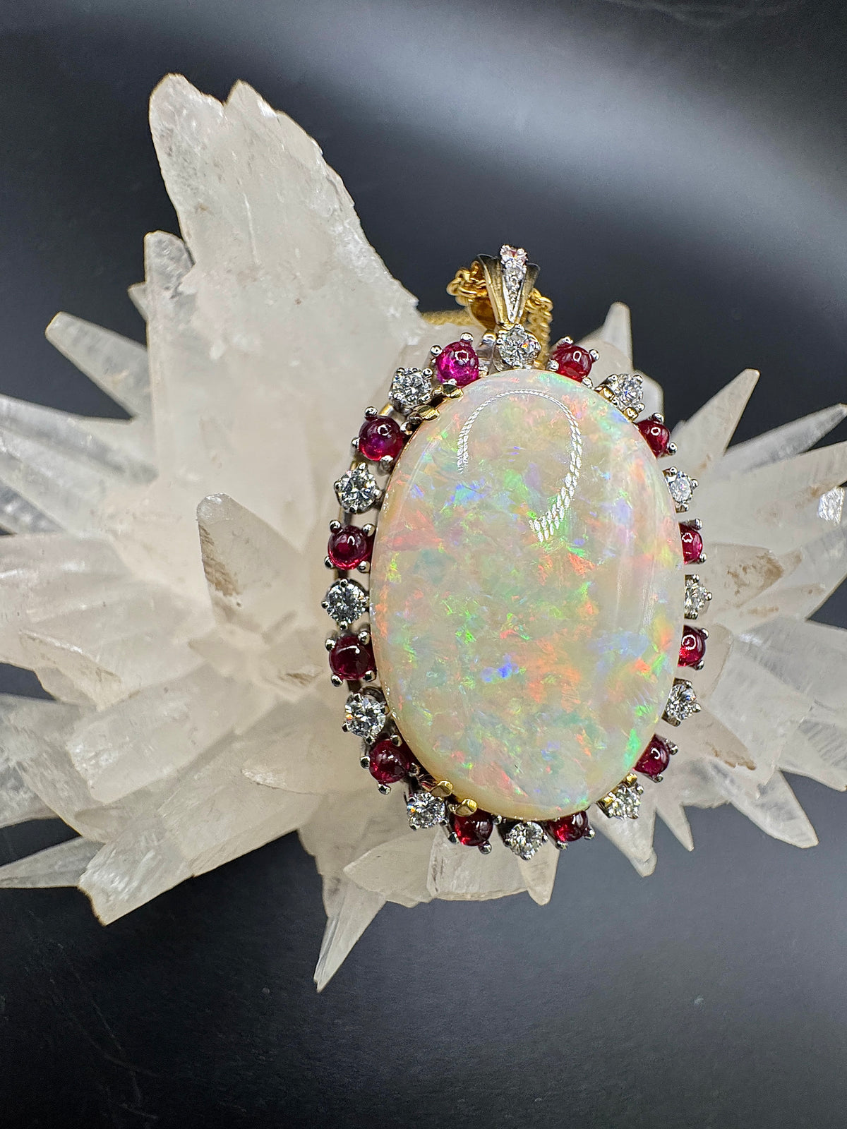 Handgefertigter Anhänger in 18 Karat Gelb -und Weißgold mit australischem Opal, Brillanten & Rubin