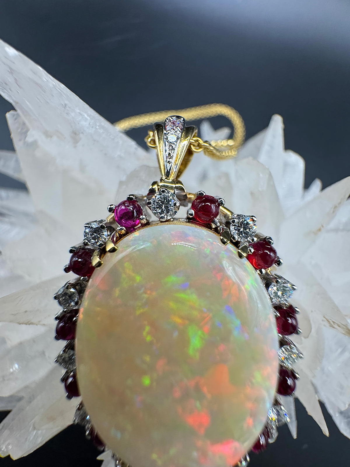 Handgefertigter Anhänger in 18 Karat Gelb -und Weißgold mit australischem Opal, Brillanten & Rubin