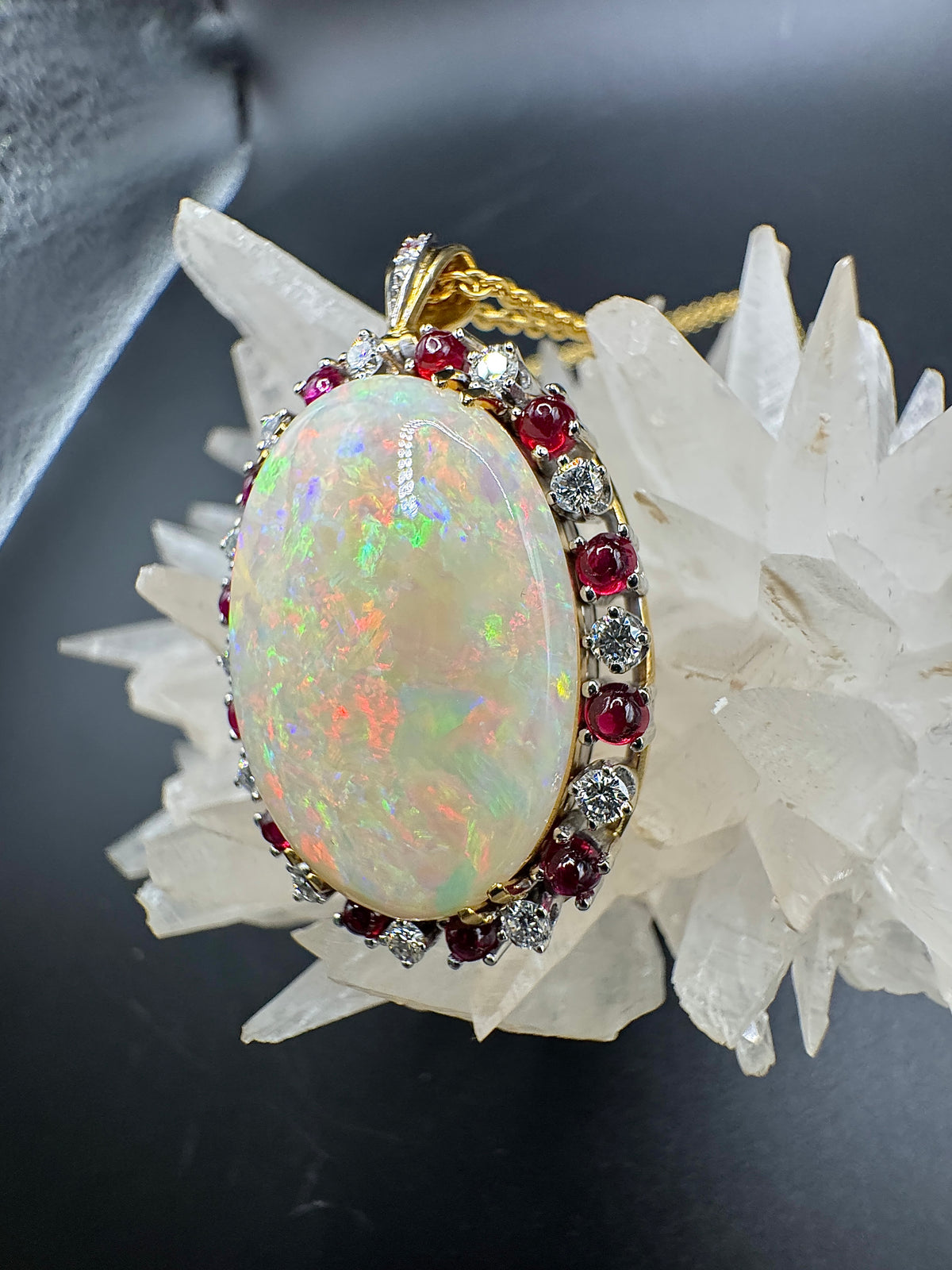 Handgefertigter Anhänger in 18 Karat Gelb -und Weißgold mit australischem Opal, Brillanten & Rubin
