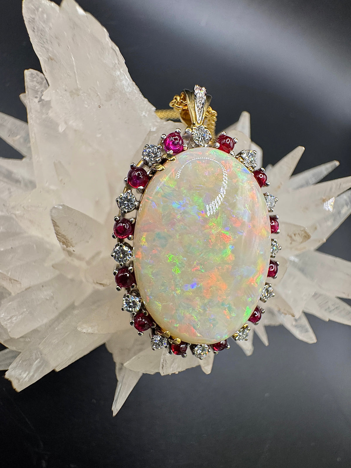 Handgefertigter Anhänger in 18 Karat Gelb -und Weißgold mit australischem Opal, Brillanten & Rubin