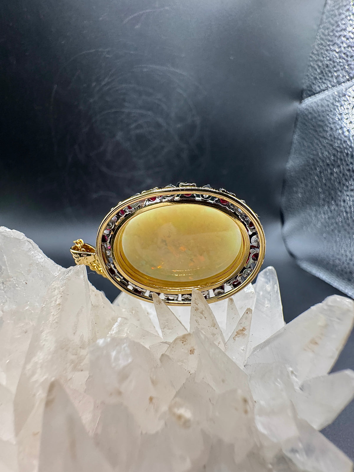 Handgefertigter Anhänger in 18 Karat Gelb -und Weißgold mit australischem Opal, Brillanten & Rubin