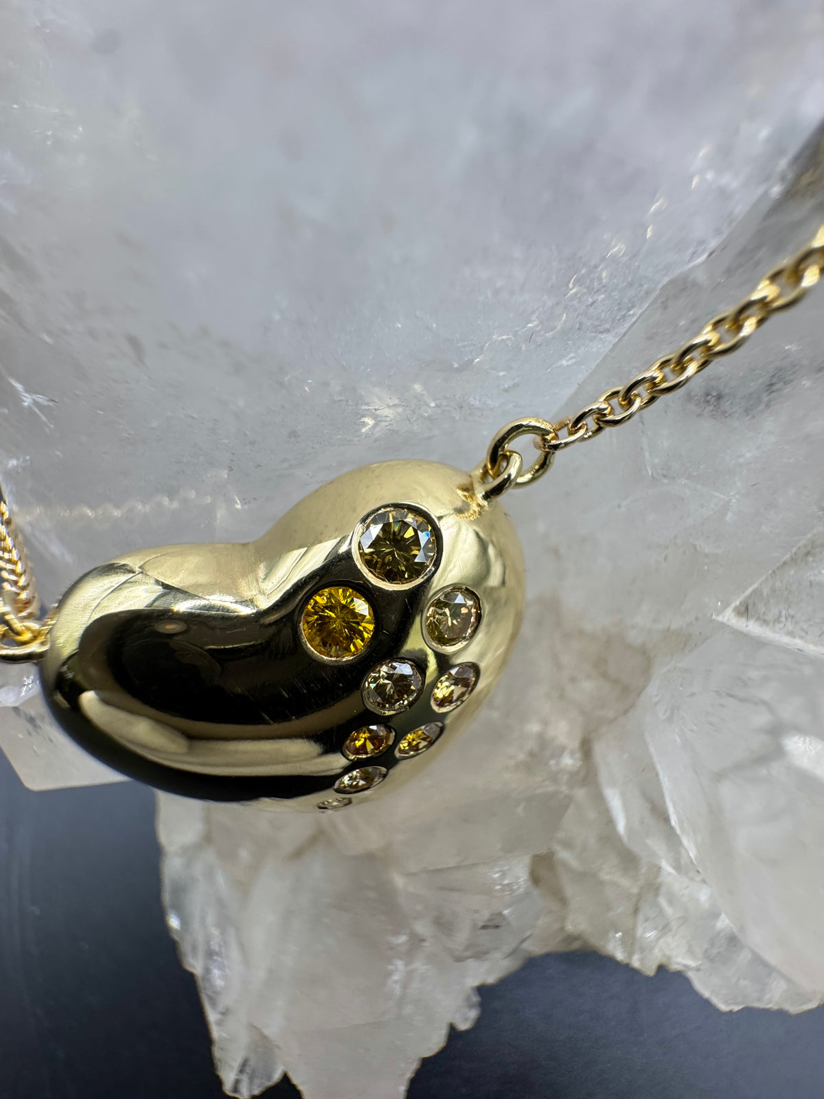Hartenketting in 18 karaat geelgoud met natuurlijk gekleurde diamanten, met ketting in 14 karaat