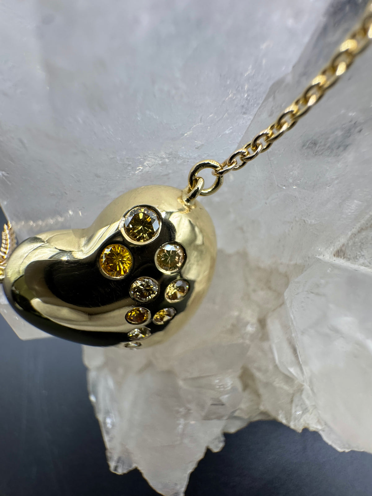 Hartenketting in 18 karaat geelgoud met natuurlijk gekleurde diamanten, met ketting in 14 karaat