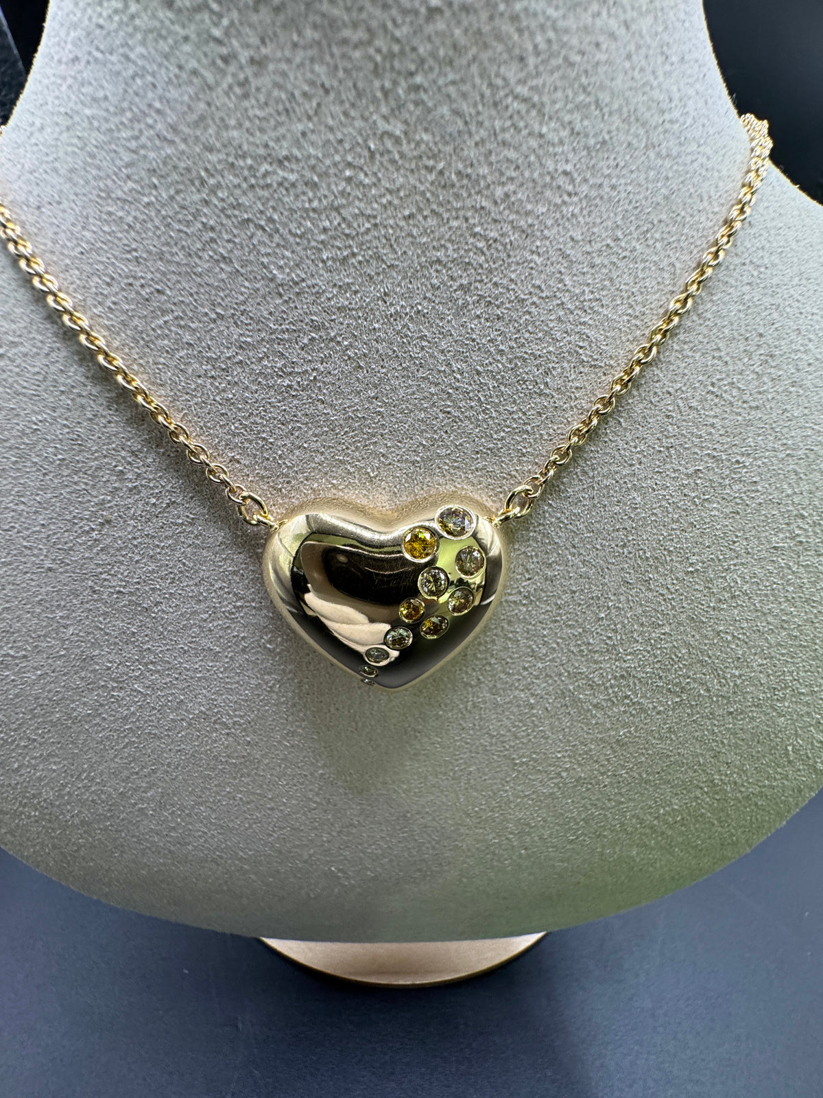 Hartenketting in 18 karaat geelgoud met natuurlijk gekleurde diamanten, met ketting in 14 karaat
