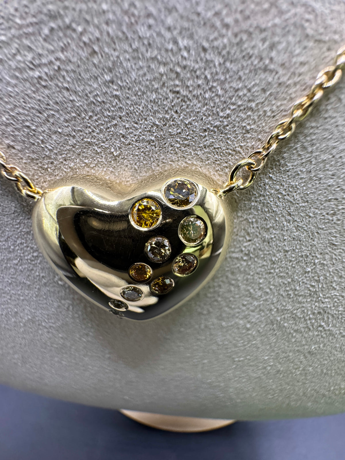 Hartenketting in 18 karaat geelgoud met natuurlijk gekleurde diamanten, met ketting in 14 karaat