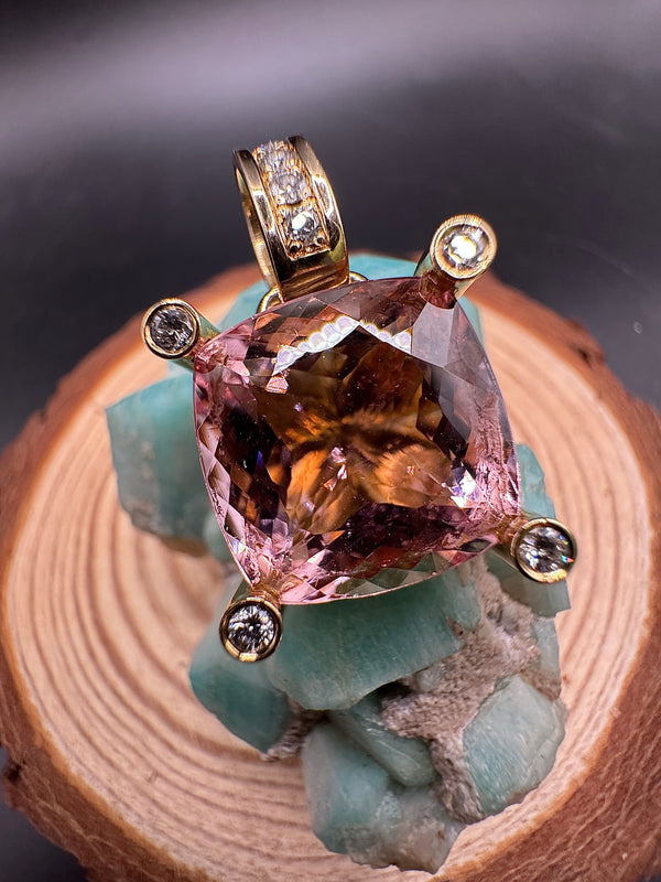 Hochfeiner Morganit Anhänger in 14 Karat Gelbgold mit Brillanten - Handarbeit