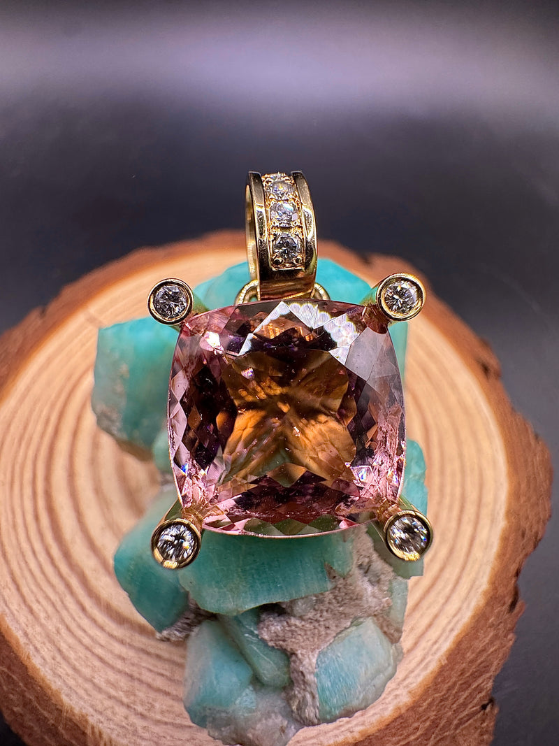 Hochfeiner Morganit Anhänger in 14 Karat Gelbgold mit Brillanten - Handarbeit
