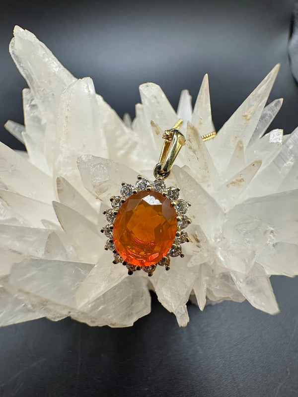 Stilvoller Feueropal-Anhänger in 14 Karat Gelbgold mit Brillanten und Kette