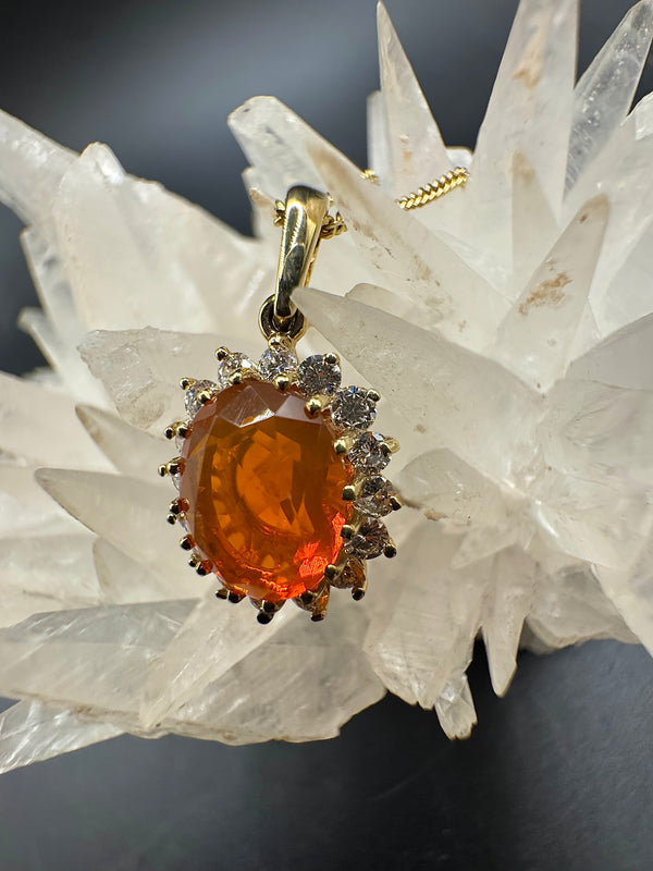 Stilvoller Feueropal-Anhänger in 14 Karat Gelbgold mit Brillanten und Kette