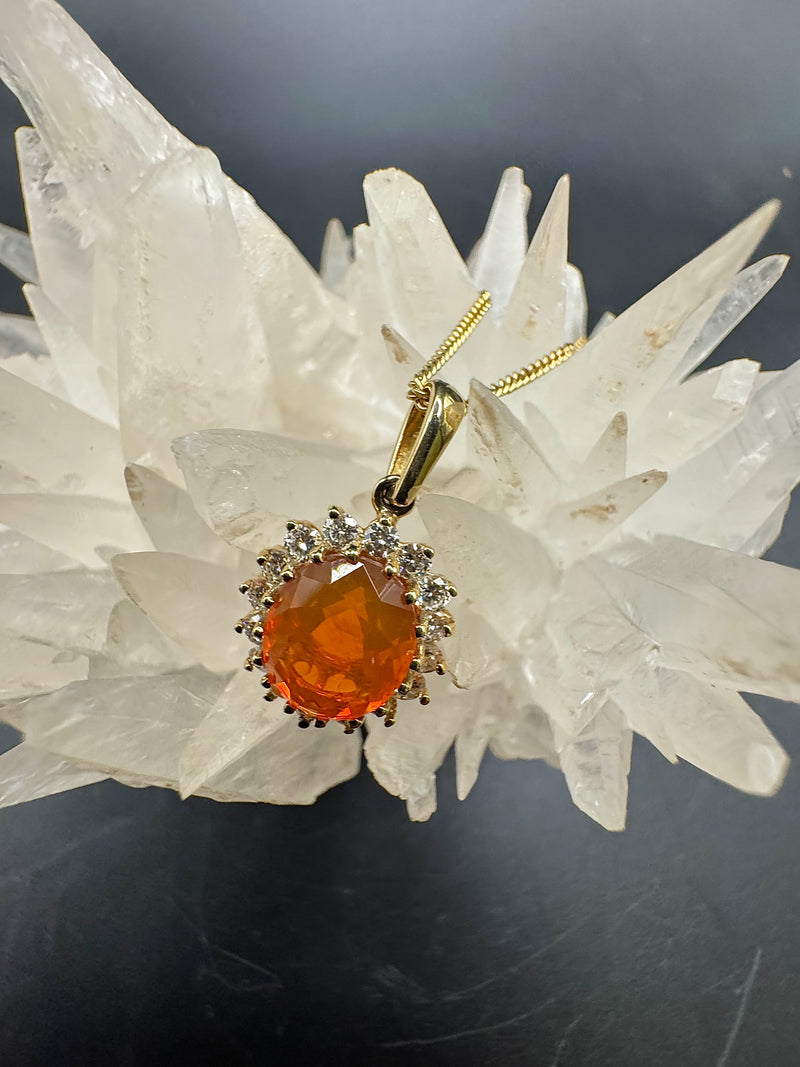 Stilvoller Feueropal-Anhänger in 14 Karat Gelbgold mit Brillanten und Kette