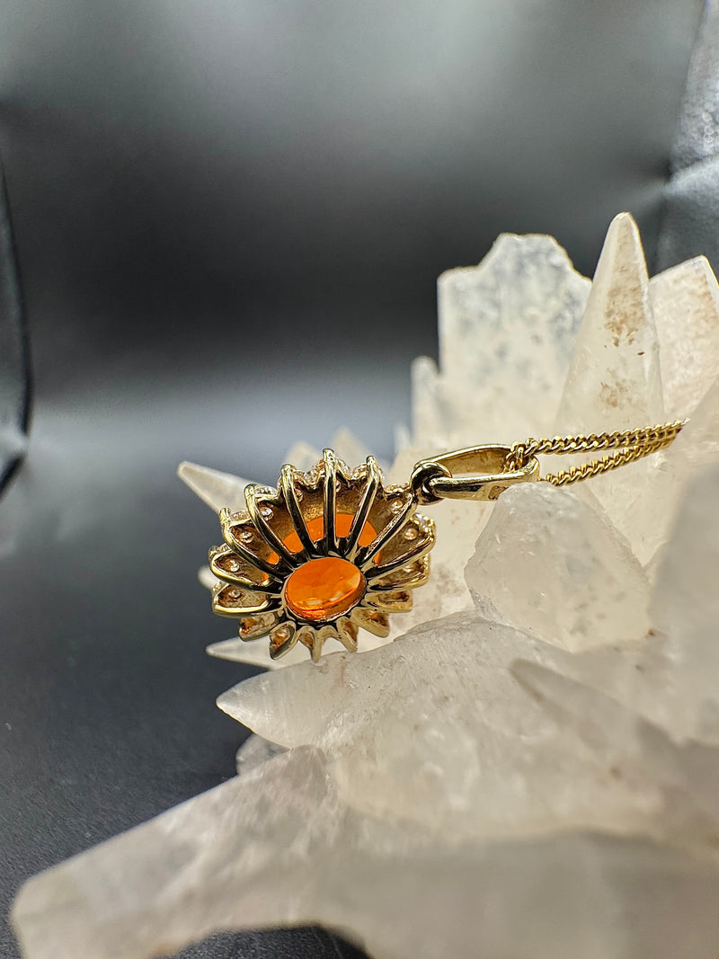 Stilvoller Feueropal-Anhänger in 14 Karat Gelbgold mit Brillanten und Kette
