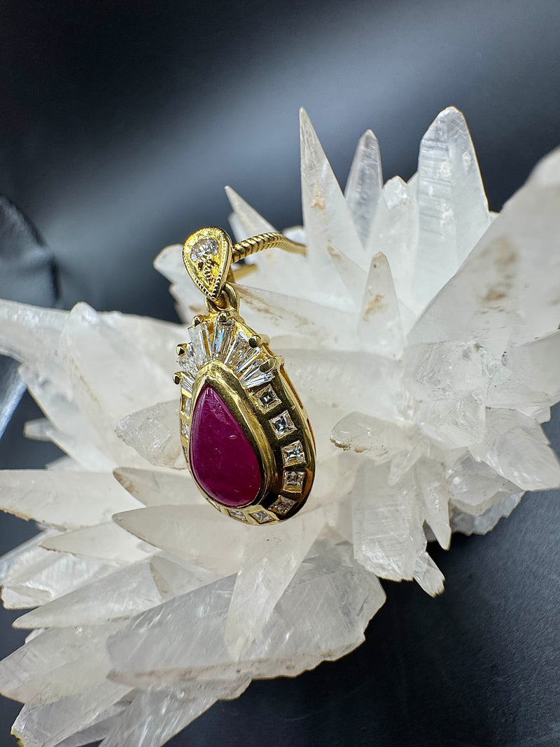 Strahlender Anhänger in 18 Karat Gelbgold mit Rubin & Diamanten + Schlangenkette