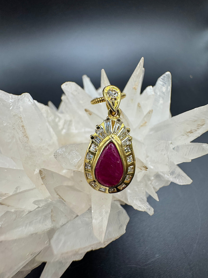 Strahlender Anhänger in 18 Karat Gelbgold mit Rubin & Diamanten + Schlangenkette