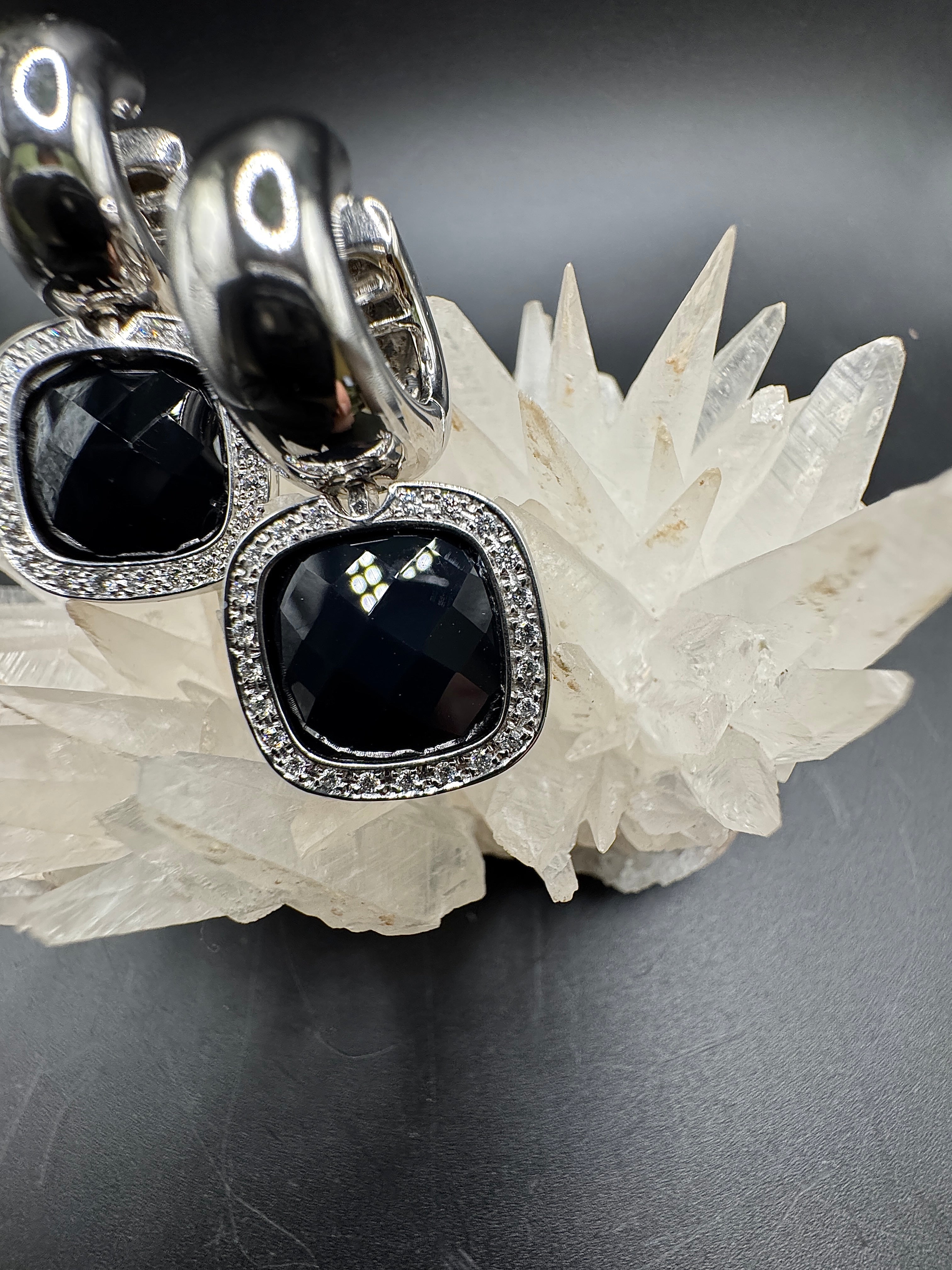 Elegante oorbellen in 14 karaat witgoud met diamanten en onix