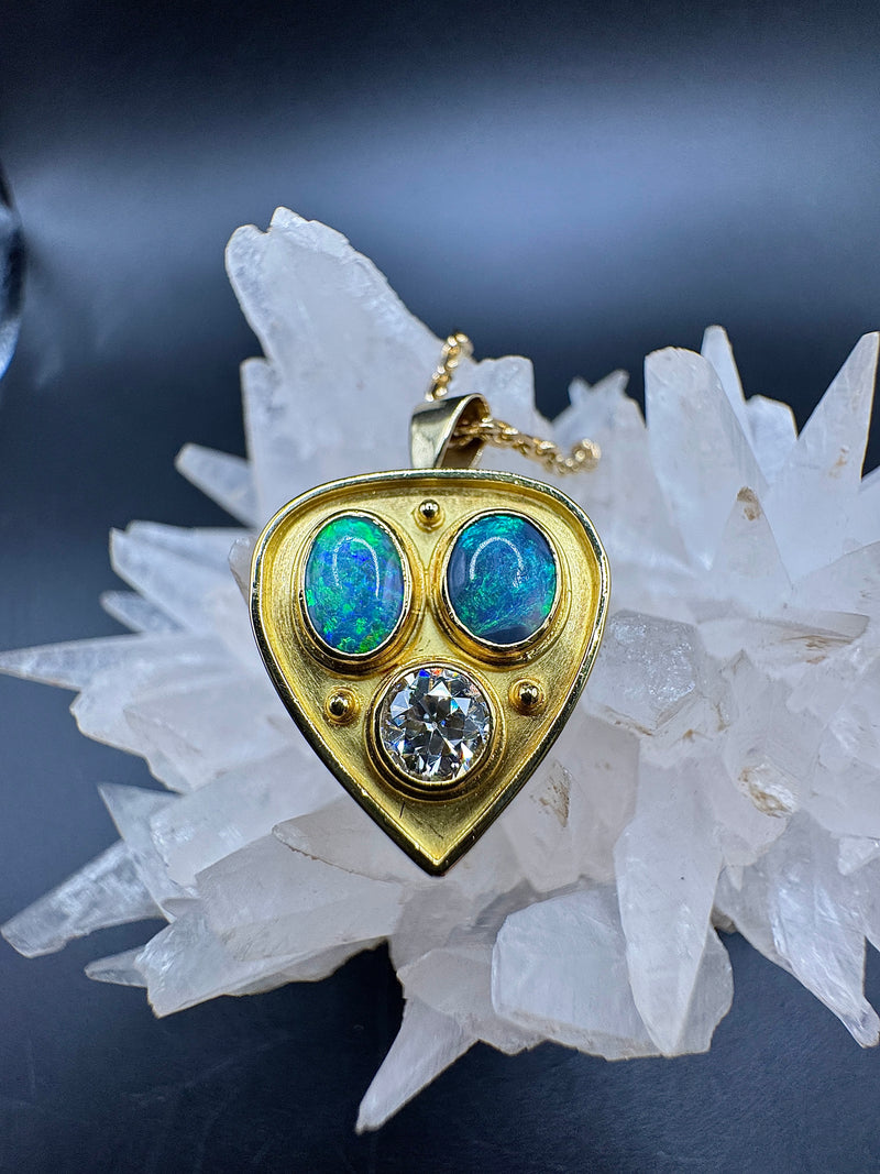 Einmaliger Anhänger in 18 Karat Gelbgold - pure Handarbeit mit Diamant und Opalen + Kette