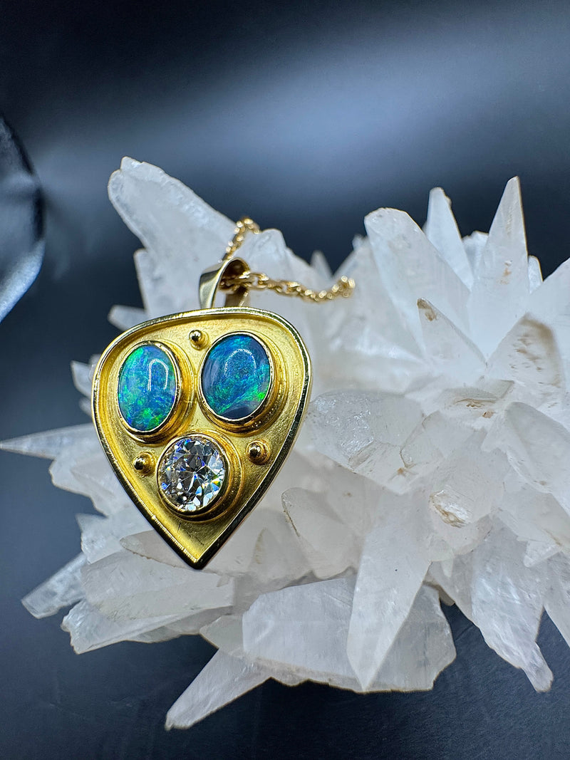 Einmaliger Anhänger in 18 Karat Gelbgold - pure Handarbeit mit Diamant und Opalen + Kette