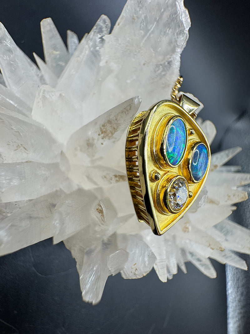 Einmaliger Anhänger in 18 Karat Gelbgold - pure Handarbeit mit Diamant und Opalen + Kette