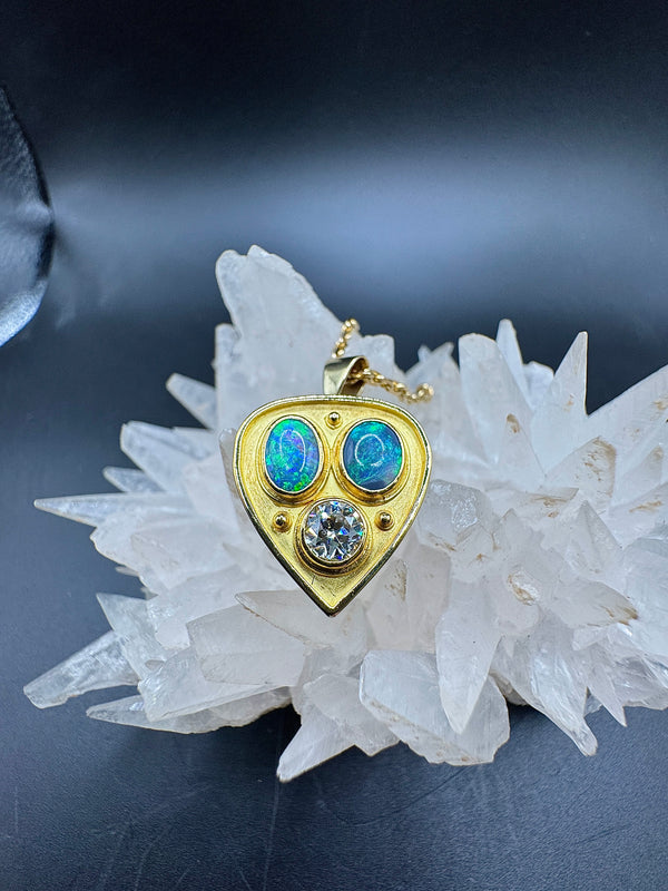 Einmaliger Anhänger in 18 Karat Gelbgold - pure Handarbeit mit Diamant und Opalen + Kette