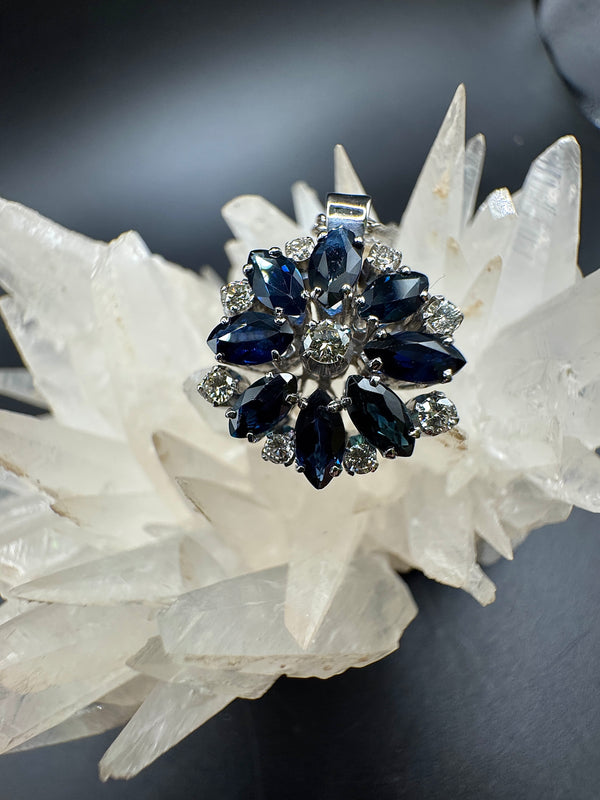 Wunderschöne Vintage-Blume in 14 Karat mit feinen Saphiren & Brillanten, mit Kette