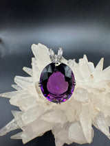 Moderner Edelsteinanhänger in 18 Karat Weißgold mit Amethyst & Brillanten + Kette
