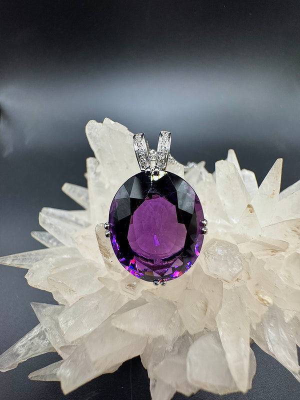 Moderner Edelsteinanhänger in 18 Karat Weißgold mit Amethyst & Brillanten + Kette