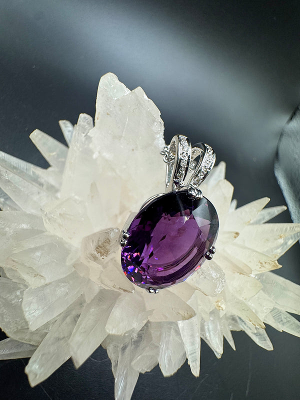 Moderner Edelsteinanhänger in 18 Karat Weißgold mit Amethyst & Brillanten + Kette