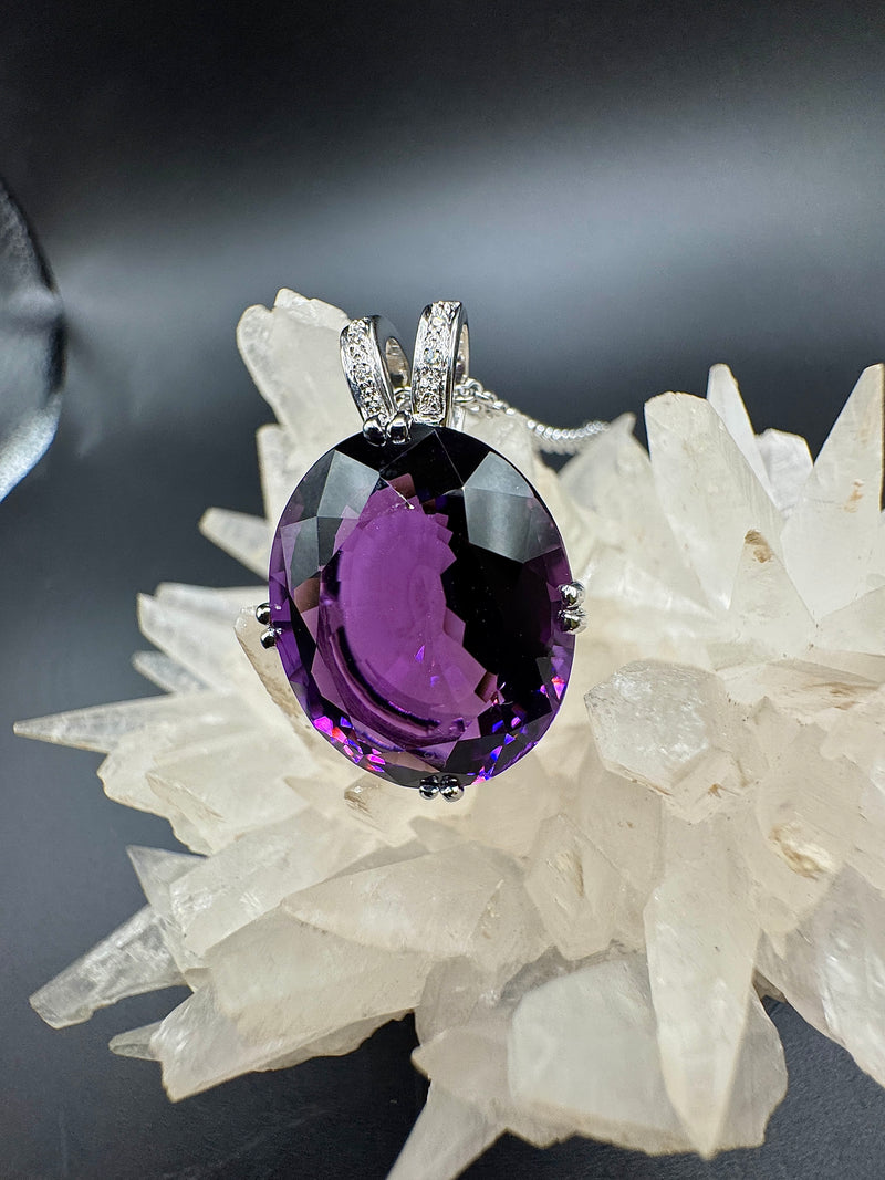 Moderner Edelsteinanhänger in 18 Karat Weißgold mit Amethyst & Brillanten + Kette