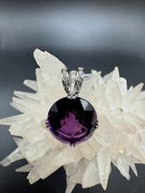 Moderner Edelsteinanhänger in 18 Karat Weißgold mit Amethyst & Brillanten + Kette