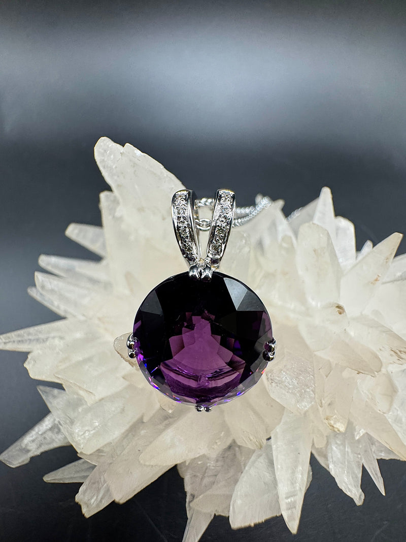 Moderner Edelsteinanhänger in 18 Karat Weißgold mit Amethyst & Brillanten + Kette