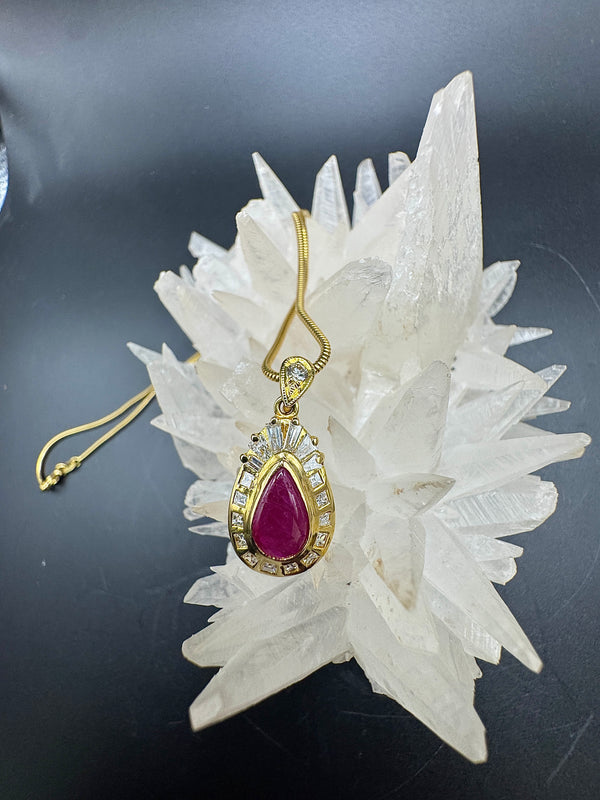Strahlender Anhänger in 18 Karat Gelbgold mit Rubin & Diamanten + Schlangenkette