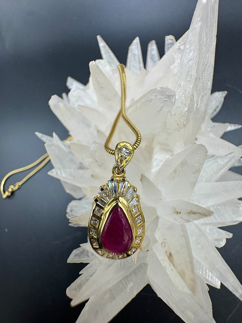 Strahlender Anhänger in 18 Karat Gelbgold mit Rubin & Diamanten + Schlangenkette