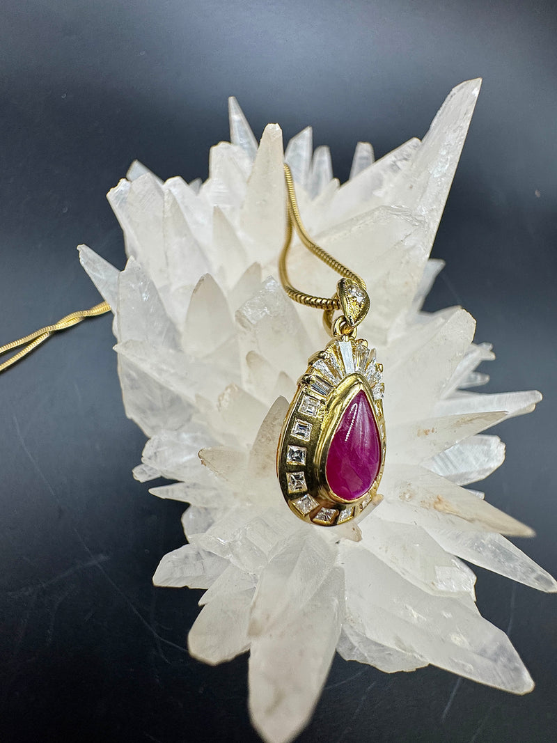 Strahlender Anhänger in 18 Karat Gelbgold mit Rubin & Diamanten + Schlangenkette