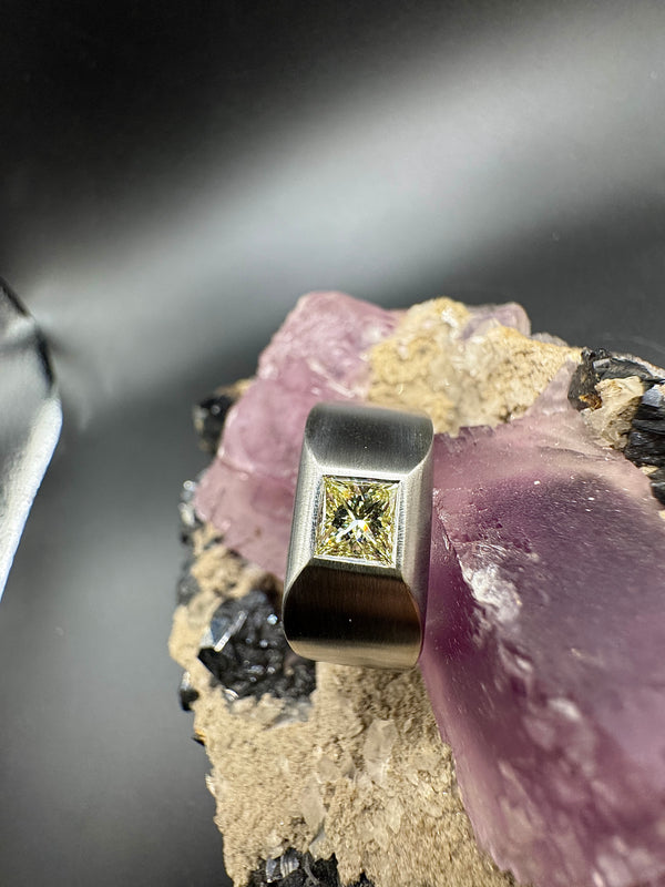 Edler Herrenring mit 1,00 Karat Princess Diamant in massiven 18 Karat Weißgold