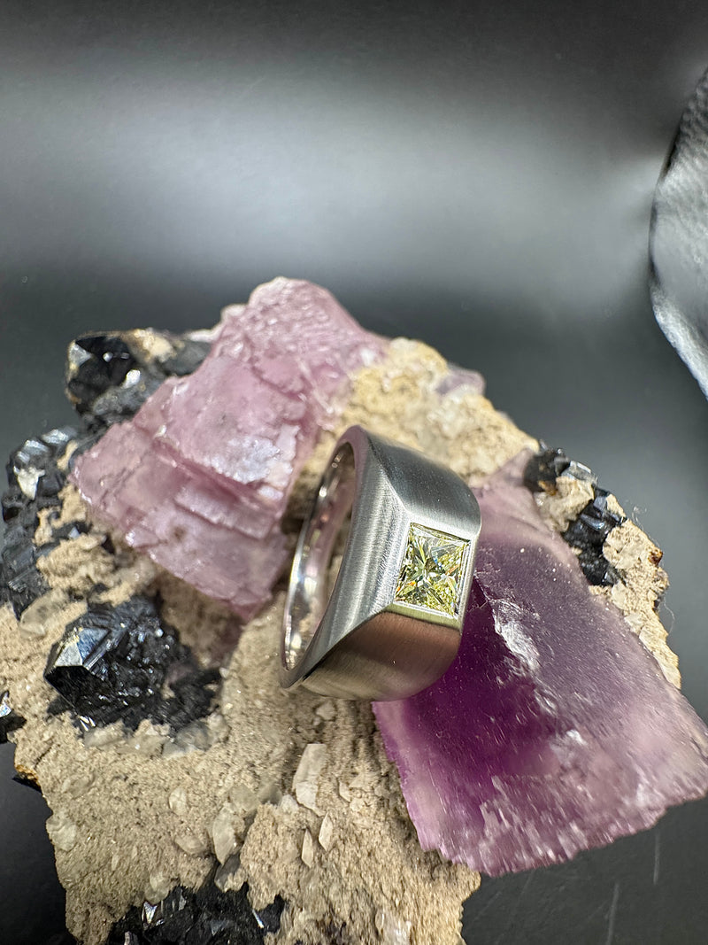 Edler Herrenring mit 1,00 Karat Princess Diamant in massiven 18 Karat Weißgold
