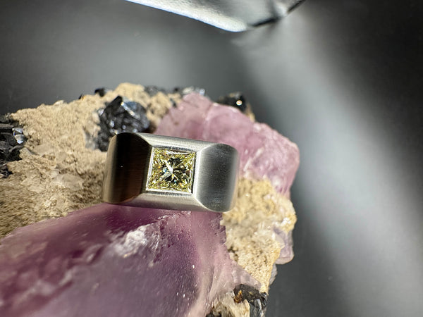 Edler Herrenring mit 1,00 Karat Princess Diamant in massiven 18 Karat Weißgold