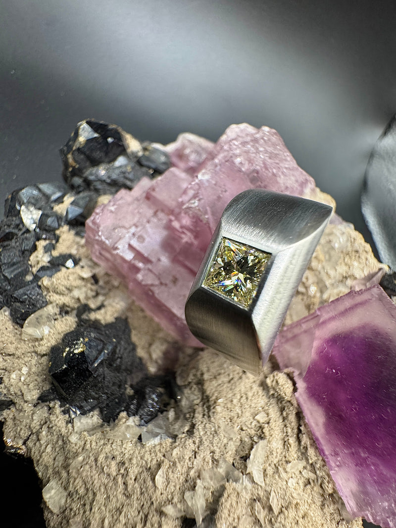 Edler Herrenring mit 1,00 Karat Princess Diamant in massiven 18 Karat Weißgold
