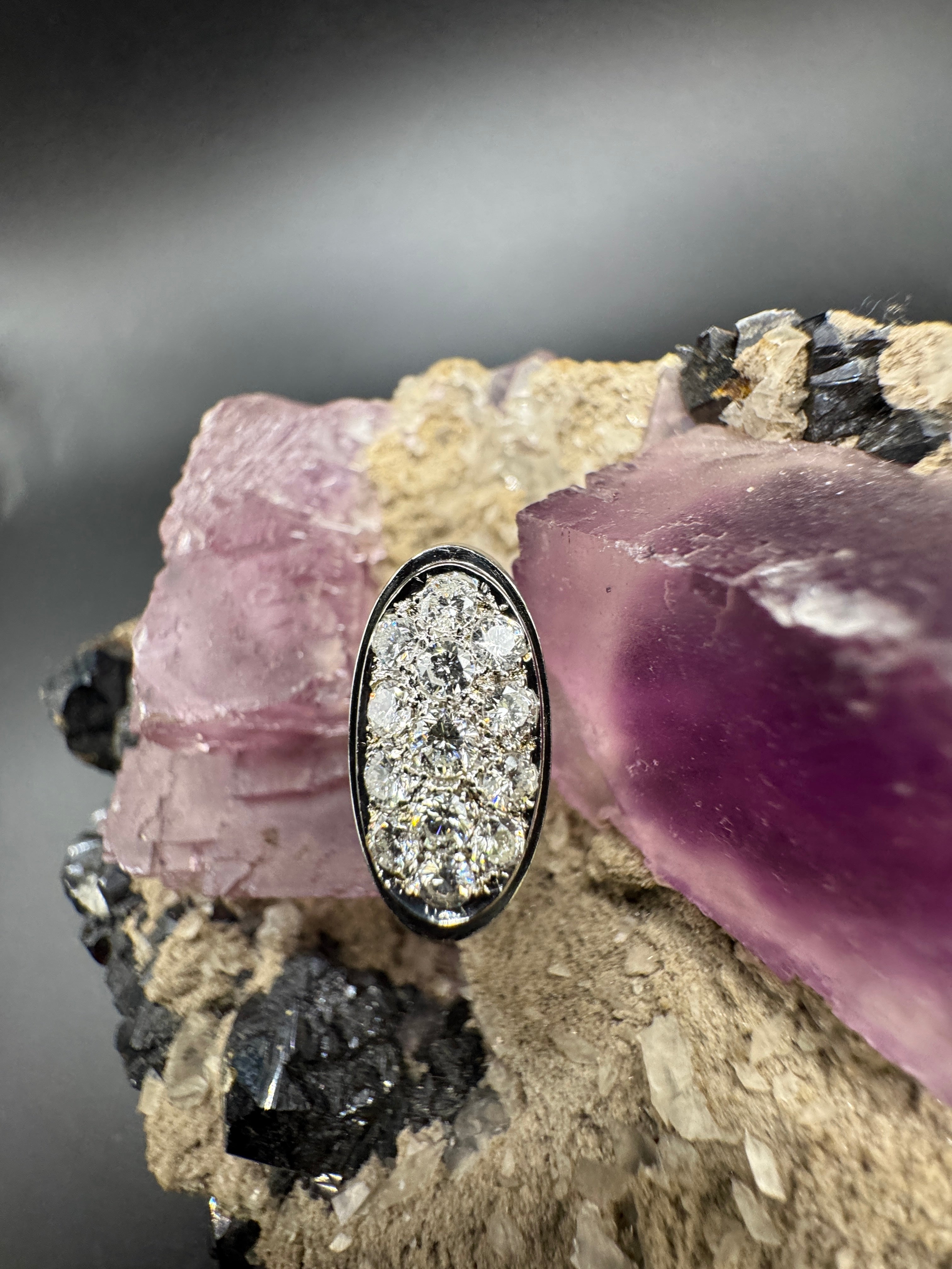 Massieve 18k witgouden ring bezet met zeer fijne pavé briljant geslepen diamanten