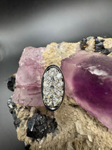 Massiver Weißgoldring in 18 Karat mit hochfeinen Brillanten pavé ausgefasst