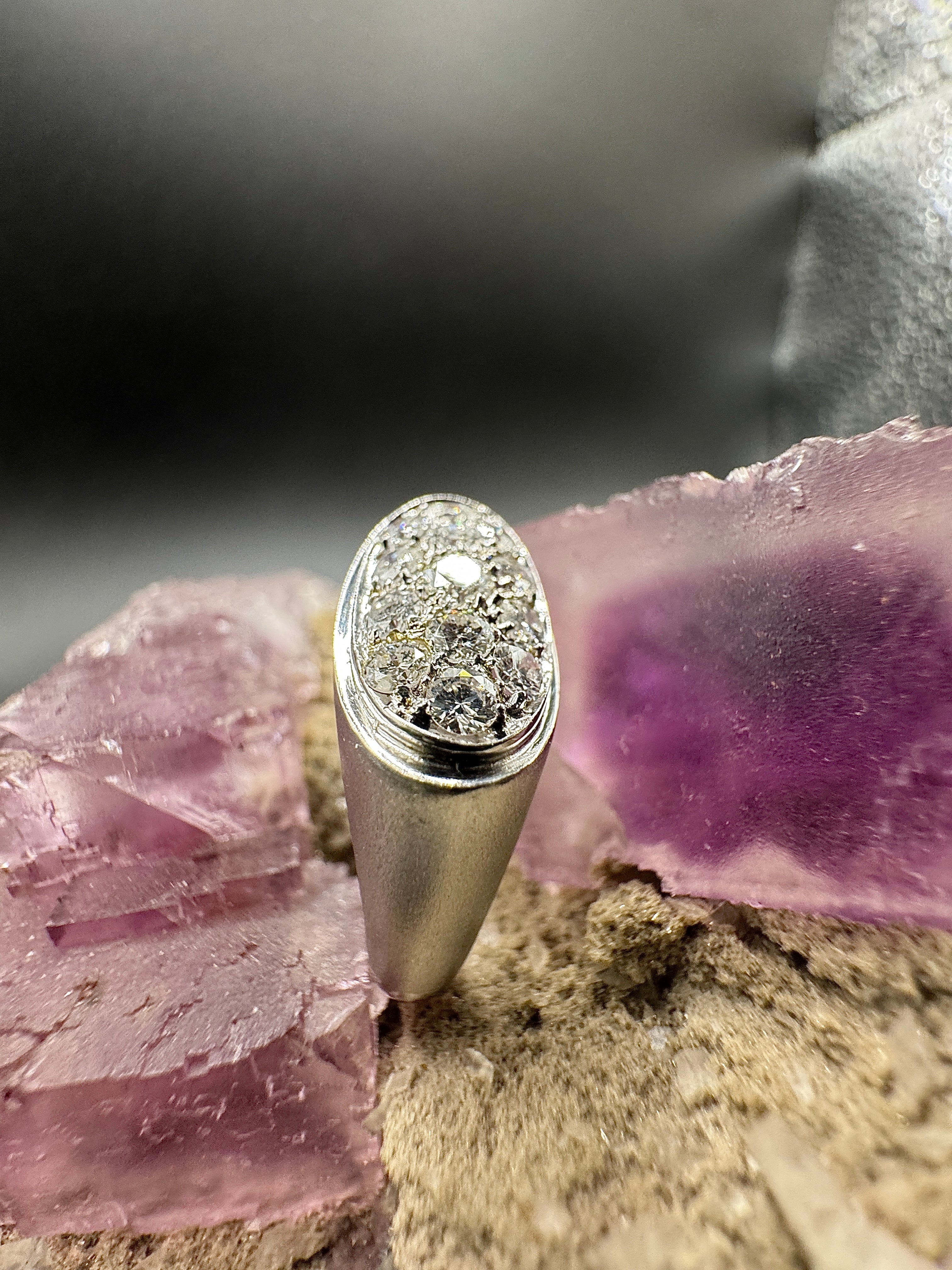 Massieve 18k witgouden ring bezet met zeer fijne pavé briljant geslepen diamanten