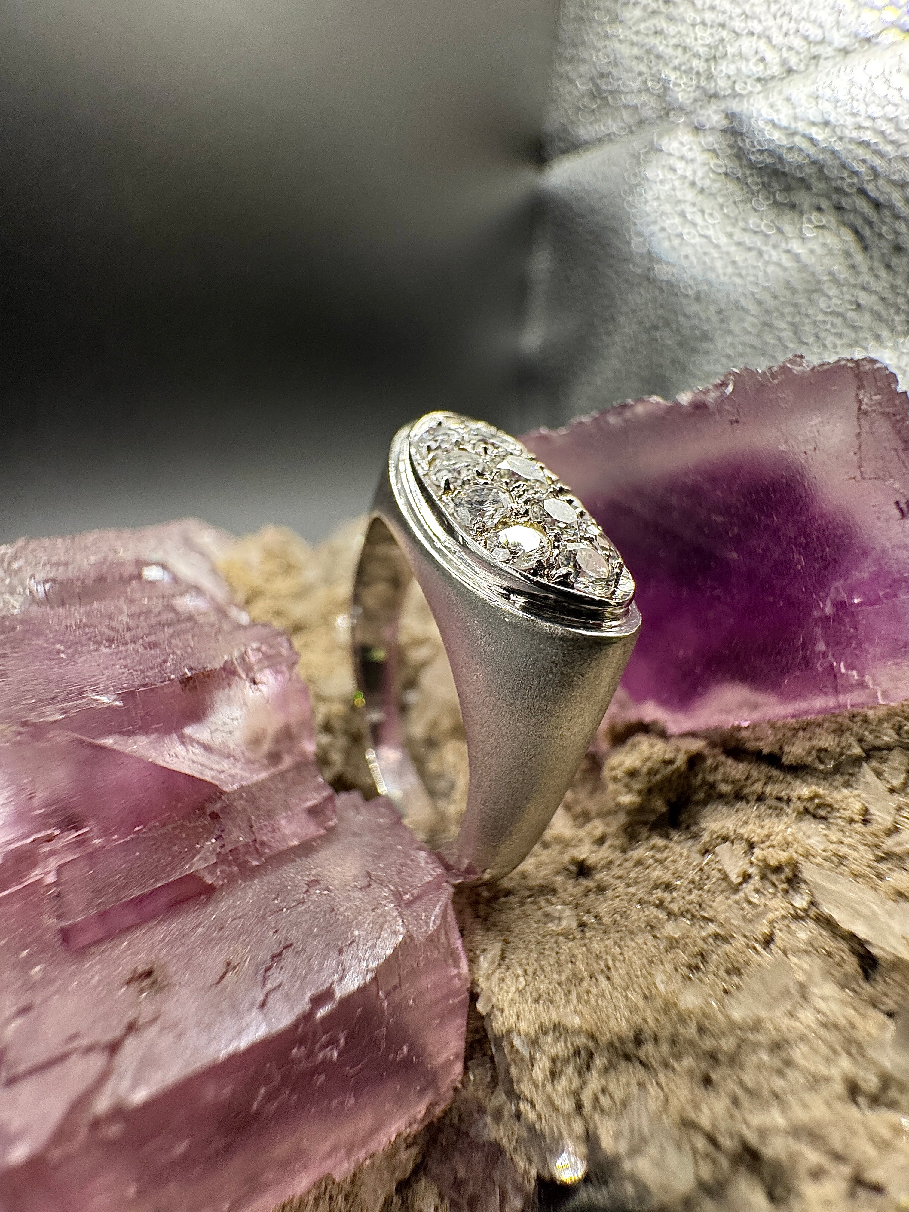 Massieve 18k witgouden ring bezet met zeer fijne pavé briljant geslepen diamanten