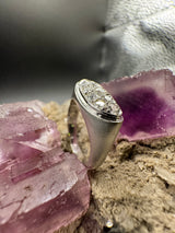 Massiver Weißgoldring in 18 Karat mit hochfeinen Brillanten pavé ausgefasst