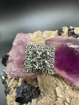 Kantiger Weißgoldring in 14 Karat mit hochfeinen Brillanten TW/VVS
