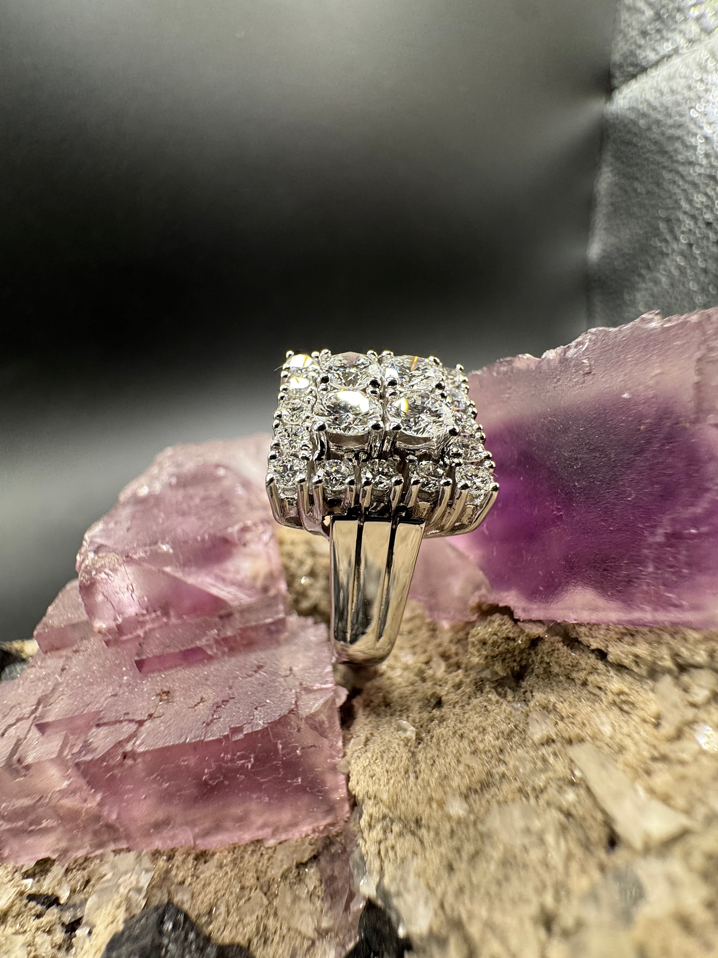 Hoekige witgouden ring van 14 karaat met zeer fijne briljant geslepen diamanten TW/VVS