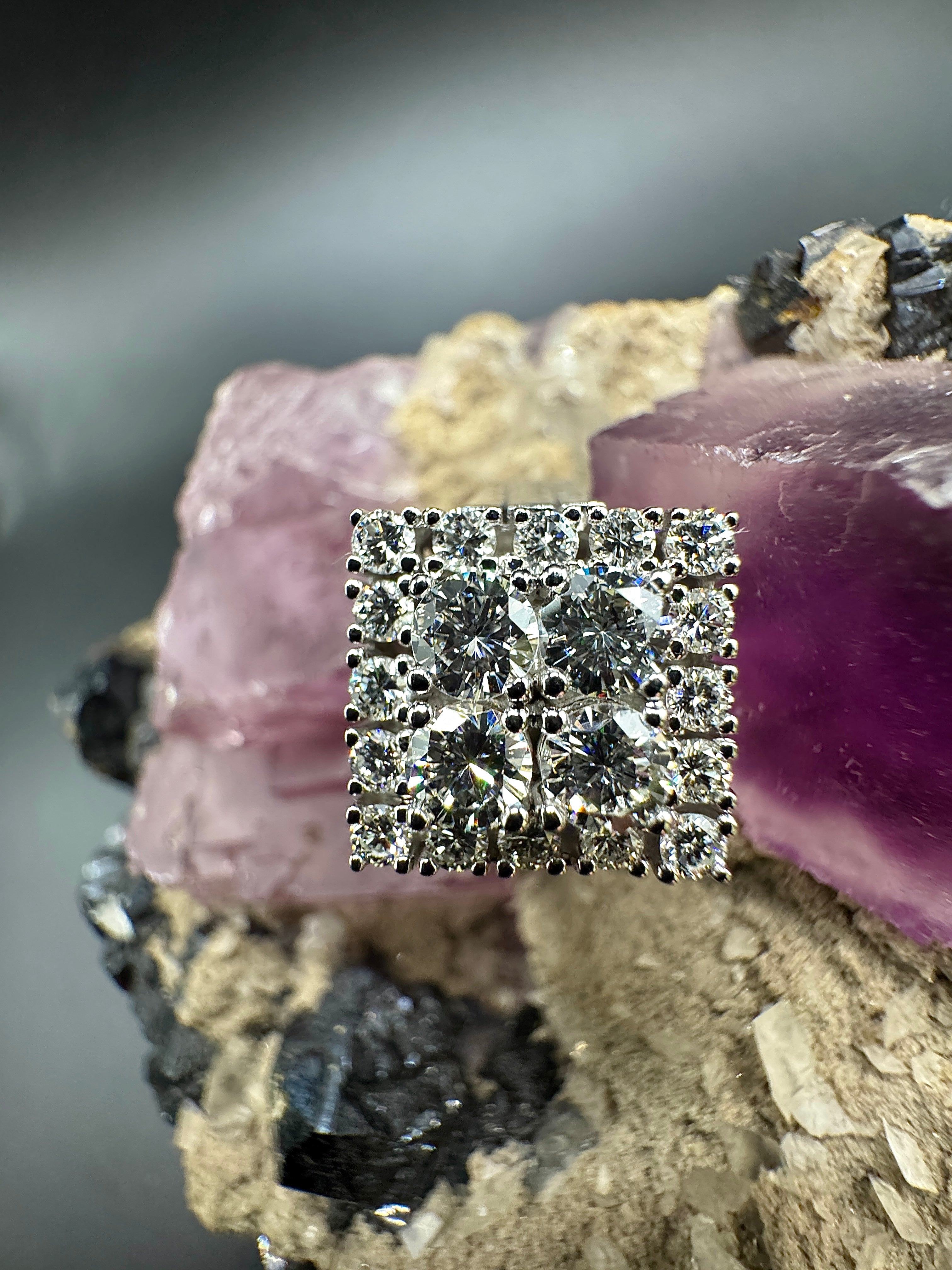 Hoekige witgouden ring van 14 karaat met zeer fijne briljant geslepen diamanten TW/VVS