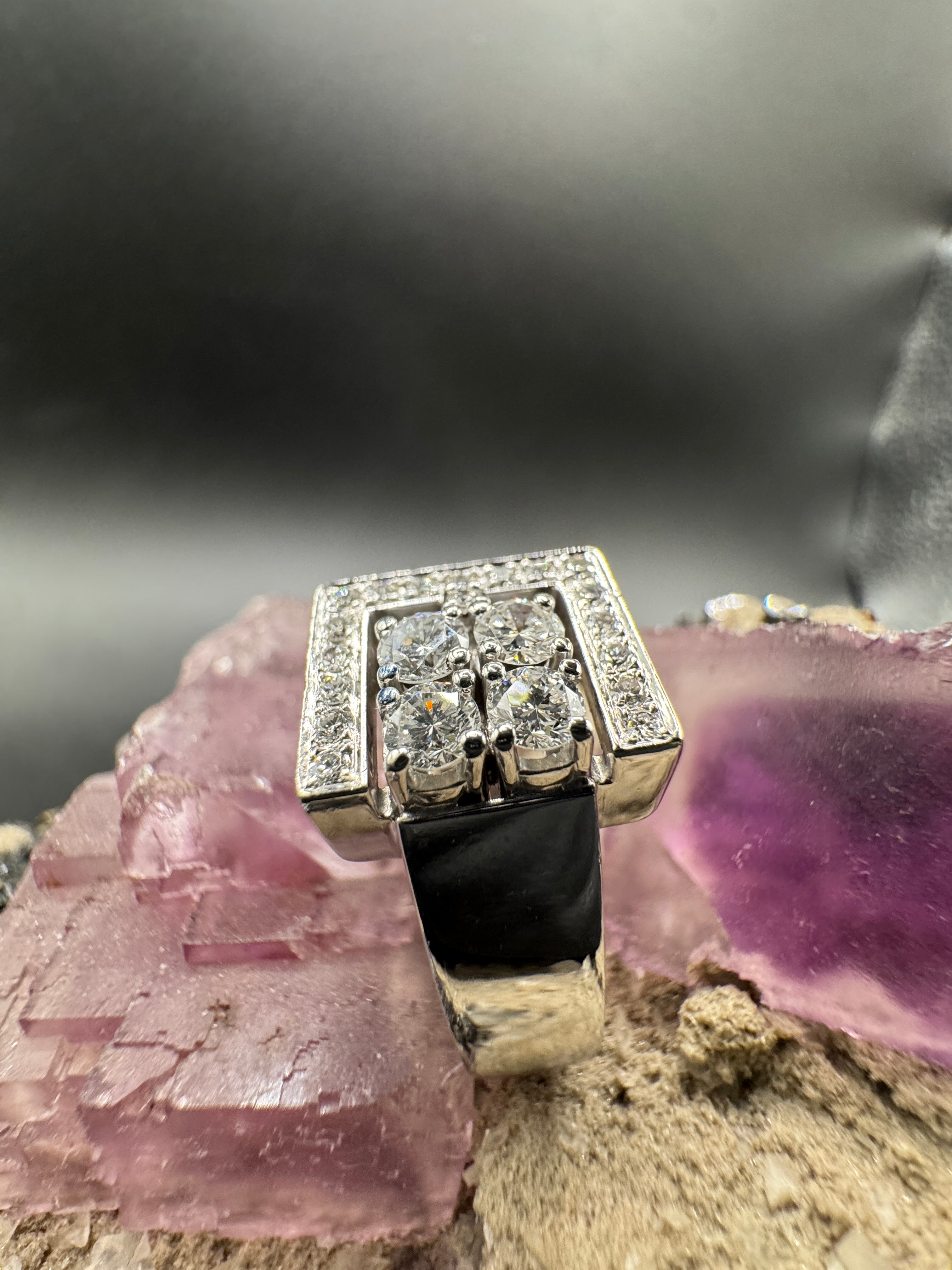 Hoekige witgouden ring van 18 karaat met zeer fijne briljant geslepen diamanten TW/VS