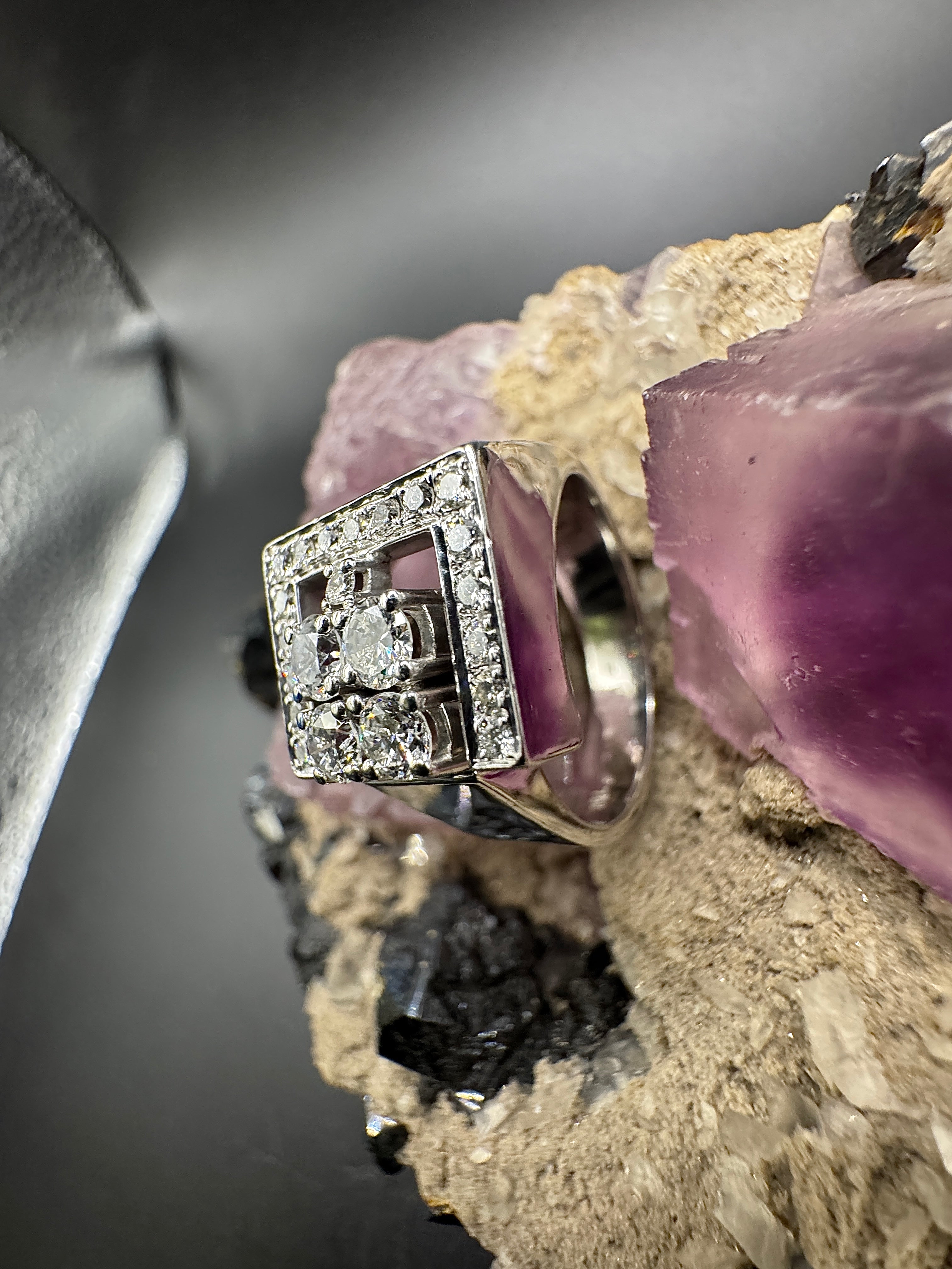 Hoekige witgouden ring van 18 karaat met zeer fijne briljant geslepen diamanten TW/VS