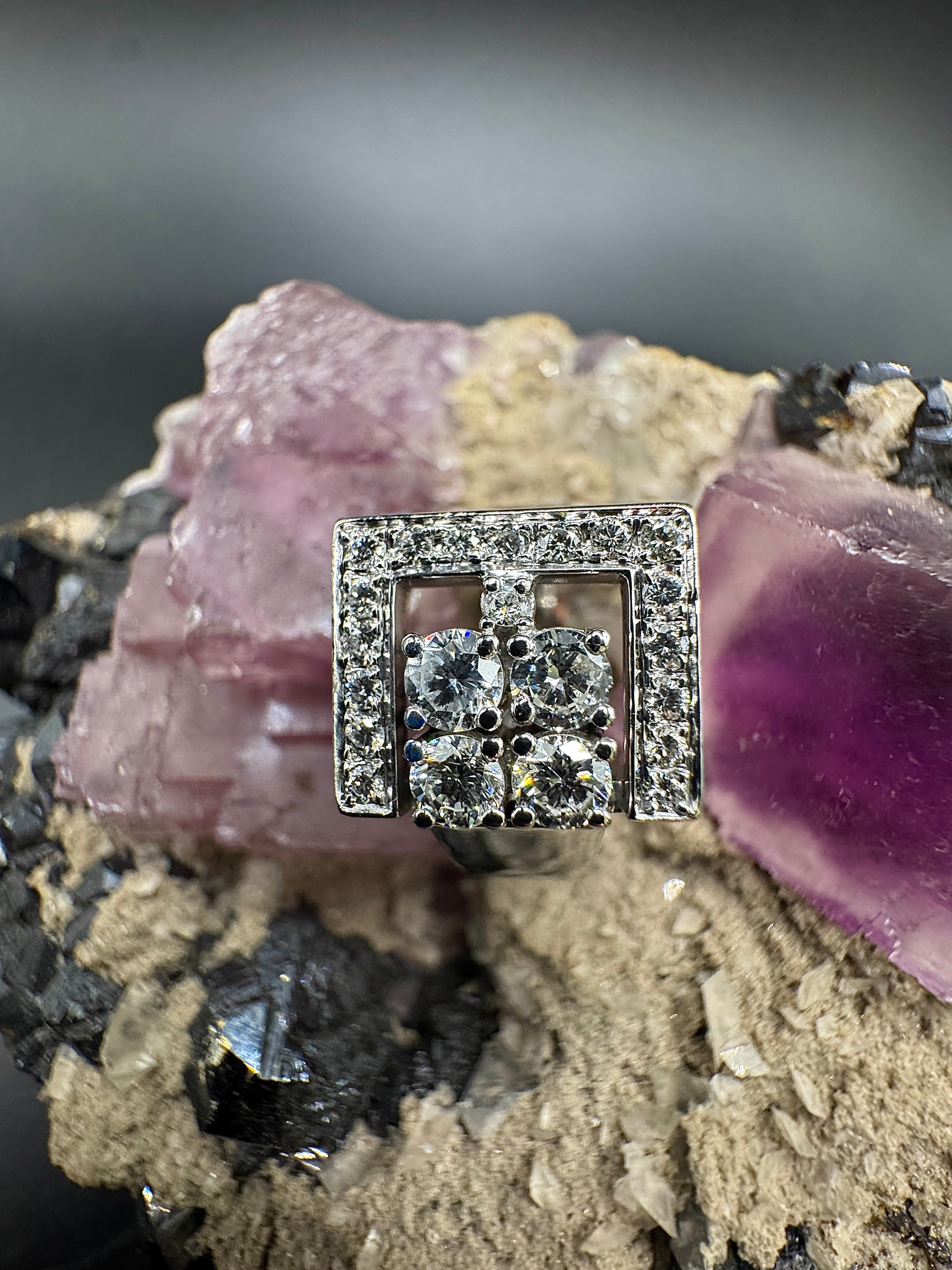 Hoekige witgouden ring van 18 karaat met zeer fijne briljant geslepen diamanten TW/VS
