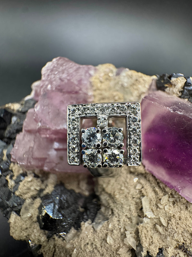 Kantiger Weißgoldring in 18 Karat mit hochfeinen Brillanten TW/VS