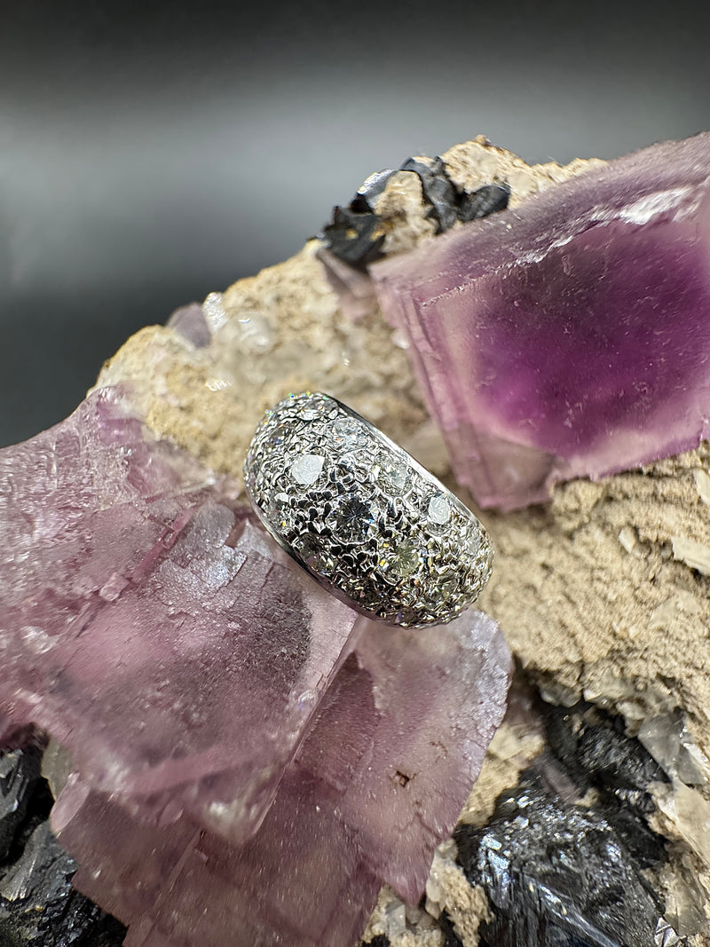 Wirkungsvoller Weißgoldring in 14 Karat mit hochfeinen Brillanten im Pavé-Verschnitt